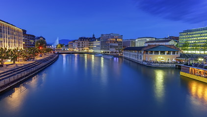 Fototapeta na wymiar Urban view with famous fountain and Rhone river, Geneva