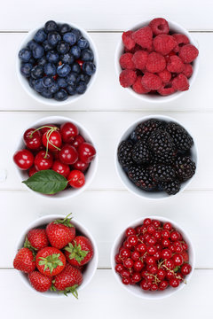 Beeren Früchte in Schüssel mit Erdbeeren, Himbeeren und Kirsch