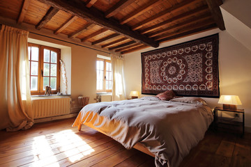 chambre en Ardennes avec plafond en bois et poutres apparentes