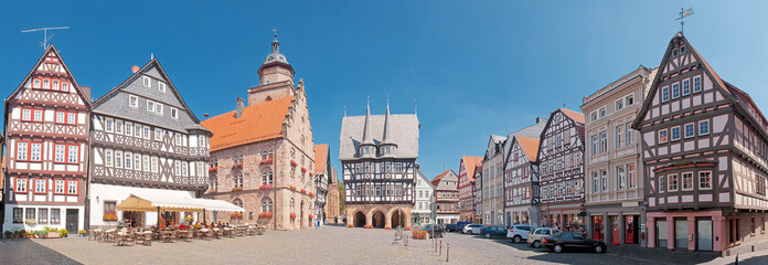 Marktplatz von Alsfeld in Hessen mit historischem Fachwerk-Rathaus