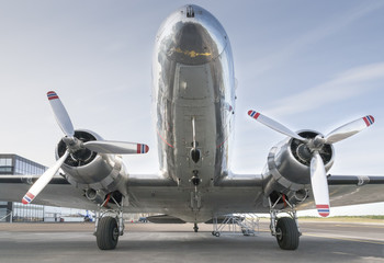 SIlver coloured plane with Norway flags