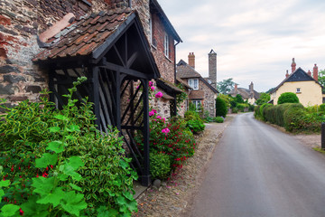 Straßenansicht des malerischen Dorfes Bossington in Somerset, England