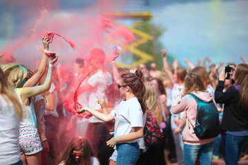 Obraz premium Young people celebrating spring at holi festival