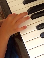 ピアノを弾く子どもの手