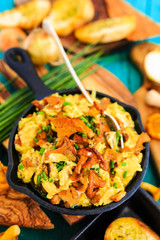 Scrambled eggs with fried chanterelles