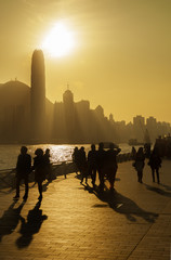 Naklejka premium Sunset on the Tsim Sha Tsui Promenade (Avenue of the Stars) in Hong Kong