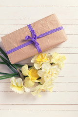 Obraz na płótnie Canvas Spring flowers narcissus and box with present