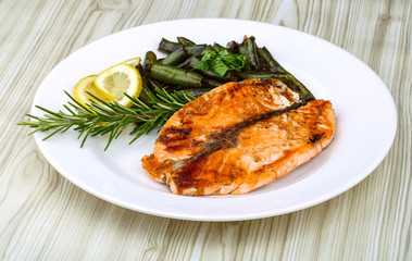Grilled salmon with green beans