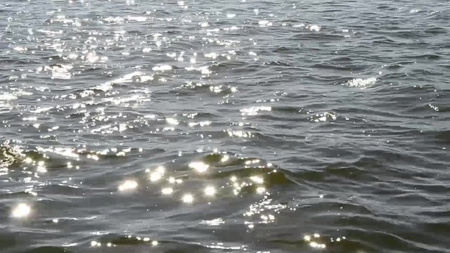 Auf einem See glitzernde Sonne