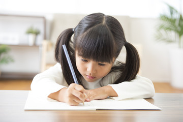 勉強をする女の子