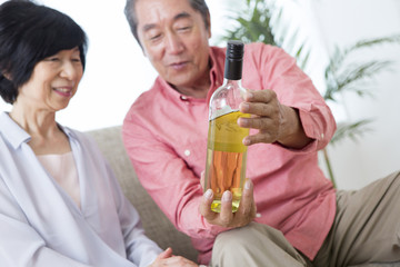 ワインを見る老夫婦