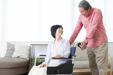 Fototapeta premium 車いすを押す老夫婦