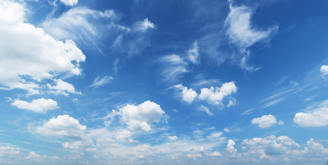 Panele Szklane Podświetlane  Białe chmury sterty na niebieskim niebie.