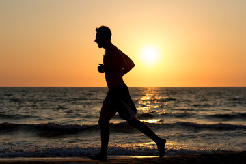 Fototapeta premium race to the sea at sunset in silhouette