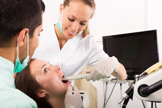 Dentist examines the oral cavity