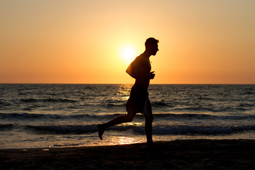 Fototapeta na wymiar race to the sea at sunset in silhouette