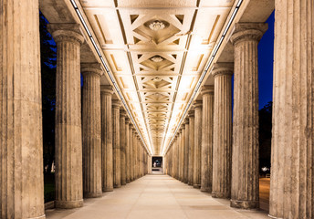 Colonnade at night - obrazy, fototapety, plakaty