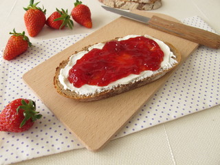 Brot mit Frischkäse und Erdbeermarmelade