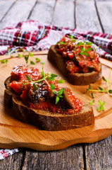 Toast with vegetables