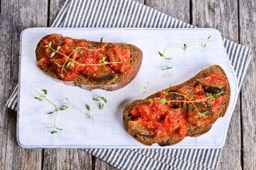 Toast with vegetables