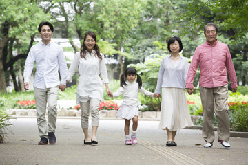 Obraz premium 公園を歩く家族