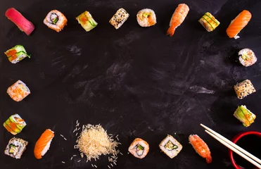 Gordijnen Sushi ingesteld op donkere achtergrond. minimalisme © somegirl