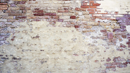 decay wall mixed with brick  horizontal