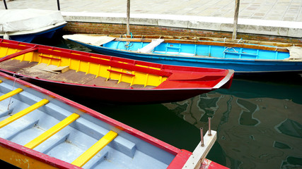 Fototapeta na wymiar colorful boats in Venice Canal
