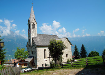 Fototapeta na wymiar Bergkirche in Südtirol