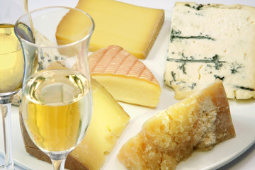 Ein edelsüßer Weißwein als Begleitung zu einer ausgewählten Käseplatte