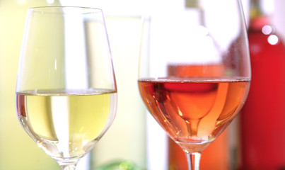 Ein Glas Weißwein, ein Glas Rosé