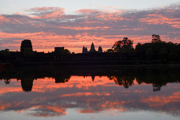 Fototapeta na wymiar sunrise in Angkor Wat
