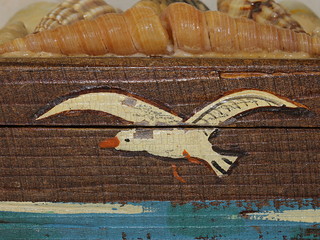 Zeichnung einer Möve auf einem alten Kästchen