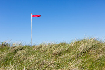 Flagge von Dänemark in den Dünen