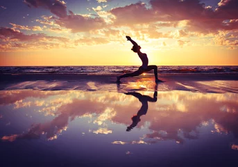 Keuken foto achterwand Yogaschool vrouw die yoga beoefent