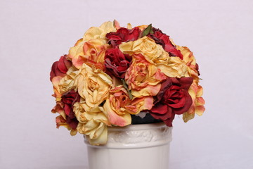Eine Vase mit Rosen