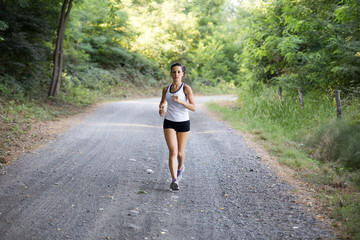Ragazza che corre in un bosco