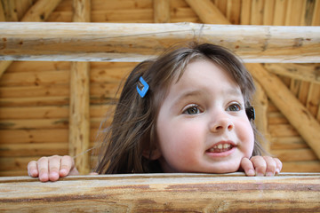 dziewczynka w drewnianym domku