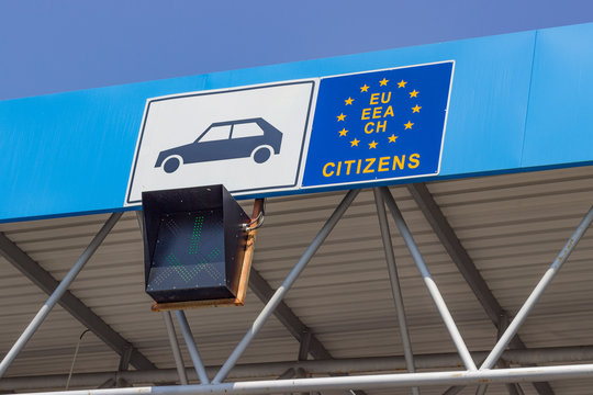 Verkehrszeichen an einem Grenzübergang: nur für europäische Bürger