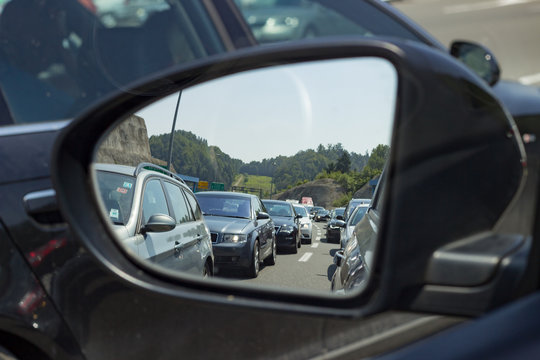 Reisewelle Stau auf der Autobahn - Blick im R&uuml;ckspiegel