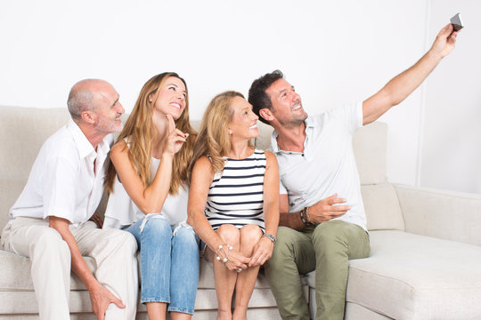 Familie macht einen Selfie mit Telefon