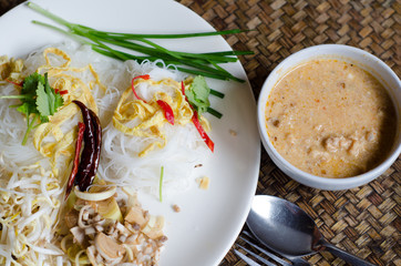 Rice noodle in coconut milk sauce( MEE KATI)