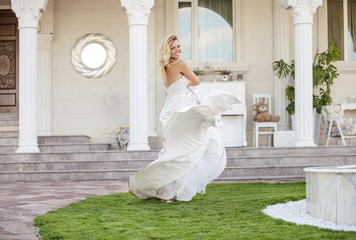 Obraz premium Gorgeous bride in wedding dress outdoors