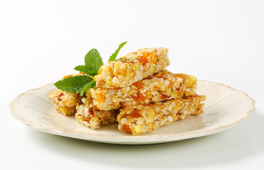 Apricot and apple cereal bars