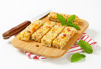 Apricot and apple cereal bars