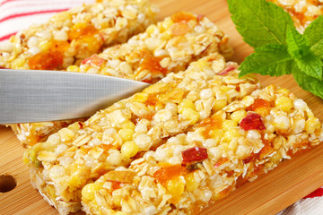 Apricot and apple cereal bars