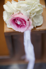 Rose mit Perle als Dekoration bei einer Hochzeit in der Kirche