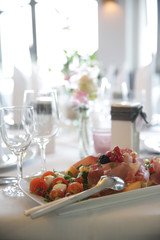 Festtafel mit einer Platte Antipasti