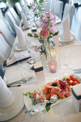 Festtafel mit einer Platte Antipasti