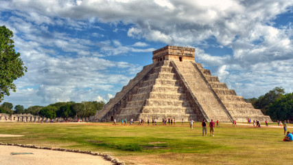 Fototapeta na wymiar Mayan pyramid of Kukulcan El Castillo in Chichen Itza, Mexico